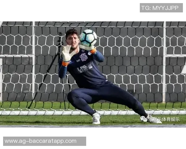 克鲁塞罗门将卡西奥遭队友膝盖撞击意外休克紧急被换下